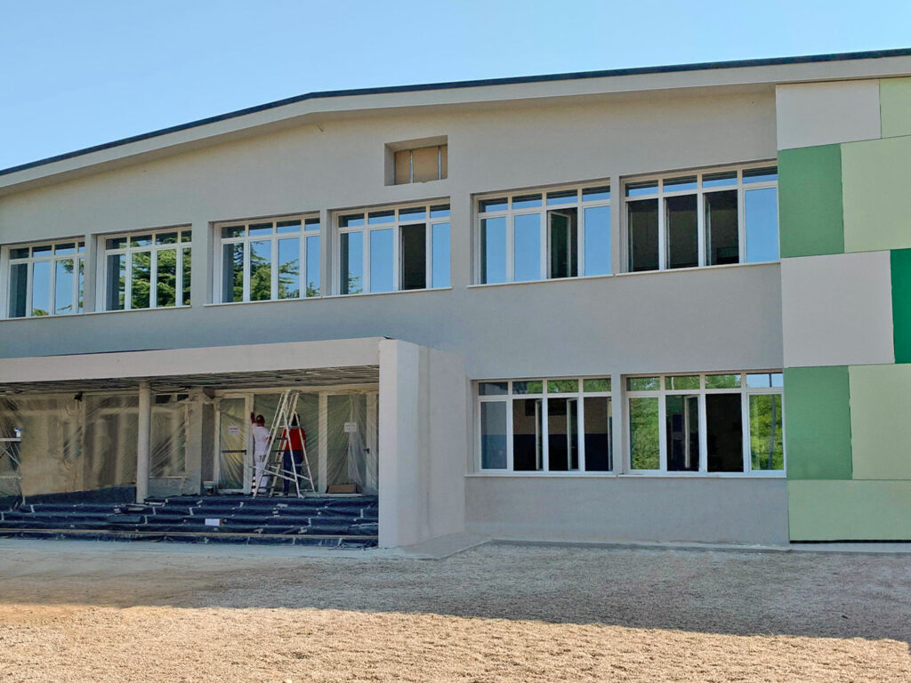 Scuola primaria di Breda di Piave, in provincia di Treviso, montante Monoblocchi linea Ideal, mod. Como per frangisole.